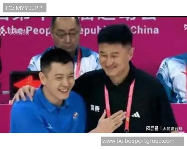 杨鸣与杜锋赛后微笑拥抱展现对输球的坦然态度